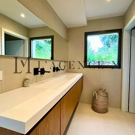 Giuliana - D'architecte Contemporaine Avec Piscine En Pierres De Bali Et Vue